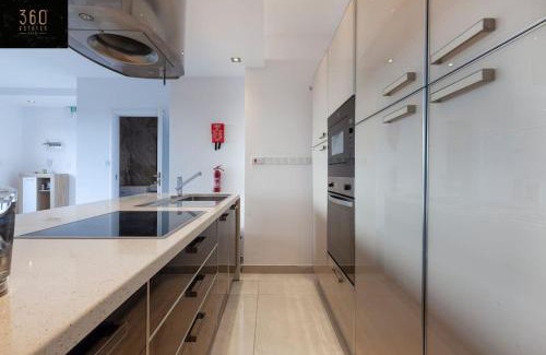 Tal-Ghoqod Apartamento | Penthouse and BBQ Kitchen Island & Massive living by 360 Estates