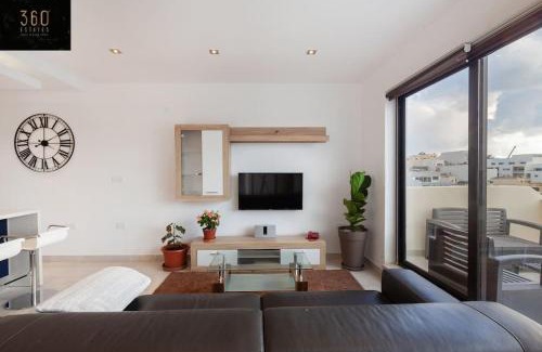 Tal-Ghoqod Apartamento | Penthouse and BBQ Kitchen Island & Massive living by 360 Estates