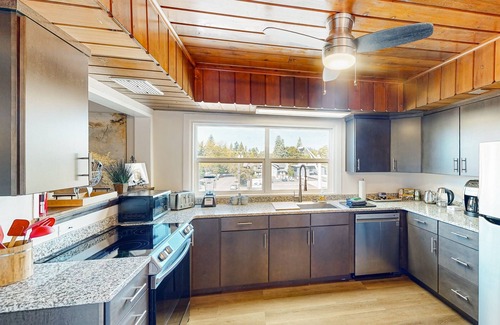 West Eugene Apartamento | Penthouse apartment with private patio, grill, WiFi, workspace, shared W/D