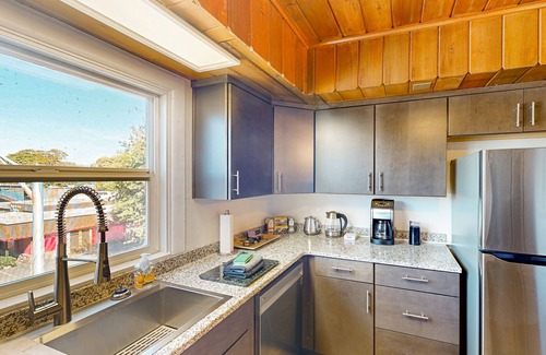 West Eugene Apartamento | Penthouse apartment with private patio, grill, WiFi, workspace, shared W/D