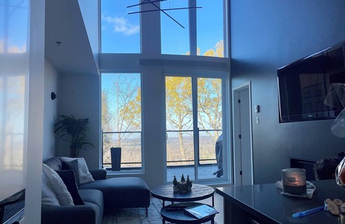 Bromont Condominio | Penthouse d’Exception à Louer – Vue Panoramique et Couchers de Soleil à Bromont
