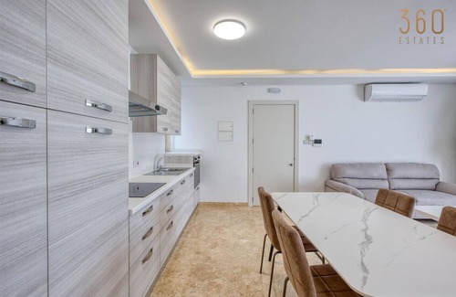 Mellieha Apartamento | Penthouse in Mellieha with Private Terrace & Views