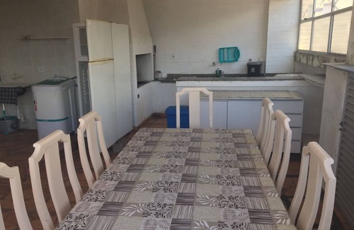 Tupi Apartamento | Cubierta maravillosa! En el pueblo Tupi Con barbacoa, a una cuadra de la playa!