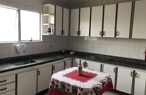 Tupi Apartamento | Cubierta maravillosa! En el pueblo Tupi Con barbacoa, a una cuadra de la playa!