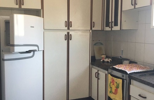 Tupi Apartamento | Cubierta maravillosa! En el pueblo Tupi Con barbacoa, a una cuadra de la playa!