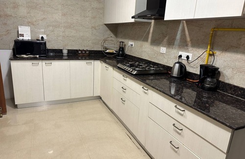 Noida Cama Y Desayuno | PENTHOUSE luxurious spacious Golf facing 3 Bedroom with attached washrooms