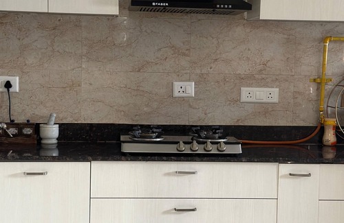 Noida Cama Y Desayuno | PENTHOUSE luxurious spacious Golf facing 3 Bedroom with attached washrooms