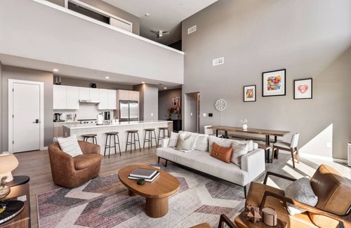 The Gulch Condominio | Penthouse Luxury w/ Pool, Patio & City View - Walk to Broadway