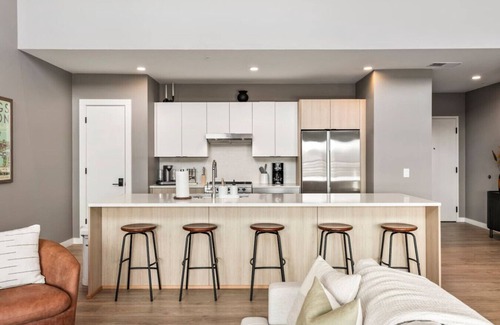 The Gulch Condominio | Penthouse Luxury w/ Pool, Patio & City View - Walk to Broadway