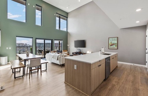 The Gulch Condominio | Penthouse Luxury w/ Pool, Patio & City View - Walk to Broadway