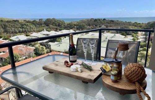 Mosman Park Apartamento | Penthouse Ocean Views & Sunsets from Cottesloe to Fremantle wide 2 bedrooms a large private terrace 2 accessible parking and access to beaches cafes and Swan River