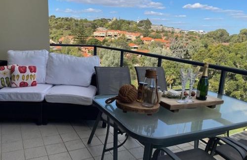 Mosman Park Apartamento | Penthouse Ocean Views & Sunsets from Cottesloe to Fremantle wide 2 bedrooms a large private terrace 2 accessible parking and access to beaches cafes and Swan River