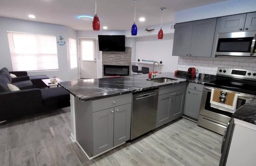 Willoughby Spit Condominio | Penthouse on private beach very quit and peaceful near the pier newly remodeled.