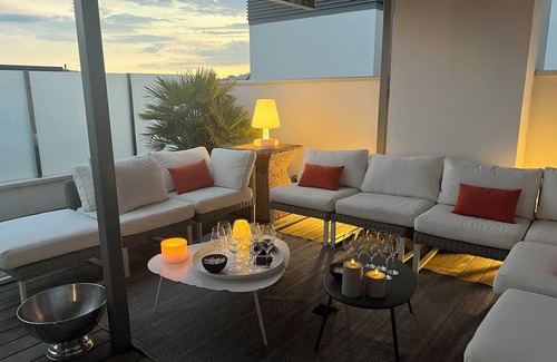 Platja d'Aro Apartamento | En la playa de Playa de Aro, nuevo apartamento con aire acondicionado, azotea, piscina.