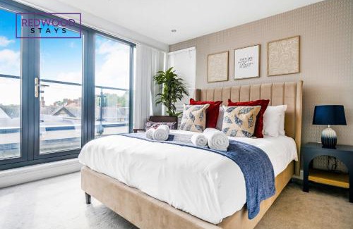 Camberley Apartamento | PENTHOUSE SERVICED APARTMENT IN CAMBERLEY TOWN CENTRE, WITH FREE PARKING, FREE WiFi, LIFT AND BALCONY ACCESS, PERFECT FOR BUSINESS STAYS, FAMILIES, RELOCATIONS, EXTENDED STAYS, AND EMERGENCY ACCOMMODATION by REDWOOD STAYS