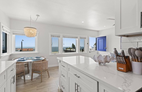 Laguna Beach Apartamento | Penthouse! Steps from Victoria Beach, 180 degree ocean views!