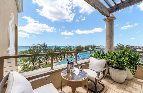 Seven Mile Beach Condominio | Penthouse View Residence steps away from the Beach at The Ritz-Carlton