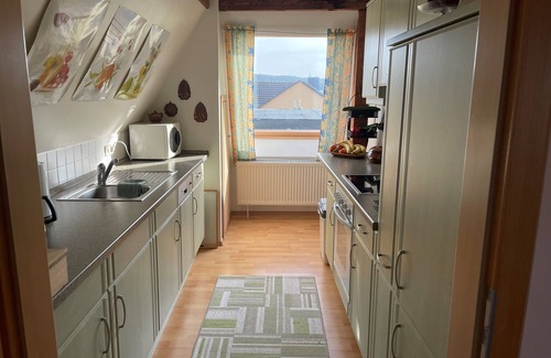 Radebeul Apartamento | Amplio apartamento abuhardillado amueblado en estilo mediterráneo con balcón
