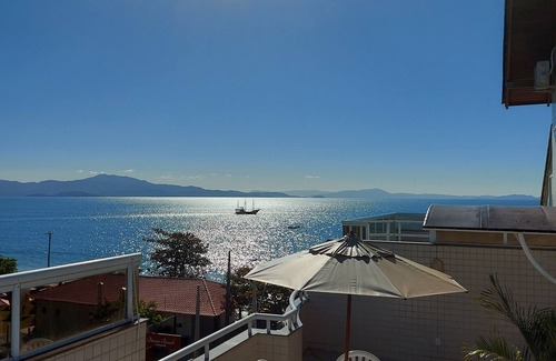 Cachoeira do Bom Jesus Apartamento | Penthouse with swimming pool, barbecue and wonderful sea views.