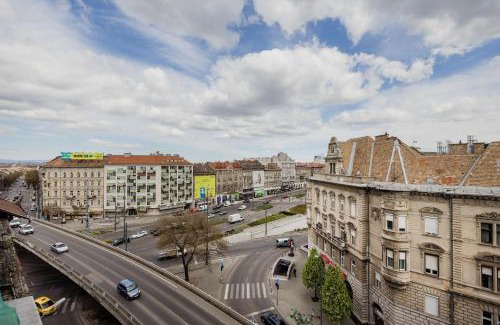 Nepszinhaz negyed Apartamento | Penthouse with City View and Parking for Two