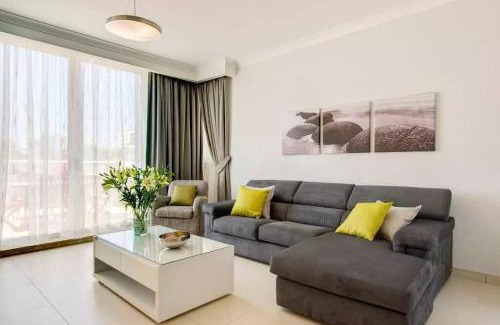 Marsaskala Apartamento | Penthouse with Picturesque Garden and Bayviews
