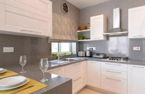 Marsaskala Apartamento | Penthouse with Picturesque Garden and Bayviews