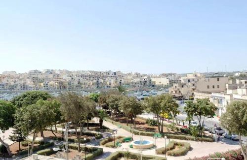 Marsaskala Apartamento | Penthouse with Picturesque Garden and Bayviews