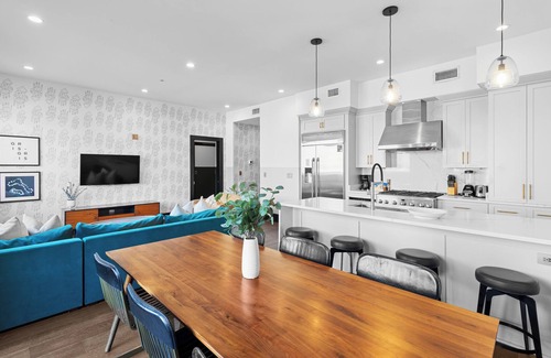 Central Business District Hotel | Penthouse with Private Terrace – Downtown Near Superdome ,Amazing Views, Pool Access