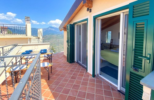 Perinaldo Apartamento | Penthouse with Views of the Alps, Perinaldo.
