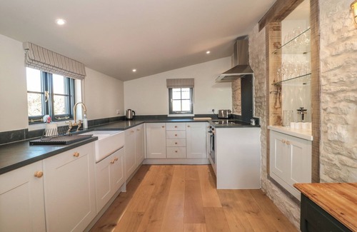 Llanvair Kilgeddin Cabaña | PENTWYN FARM, pet friendly, character holiday cottage in Abergavenny
