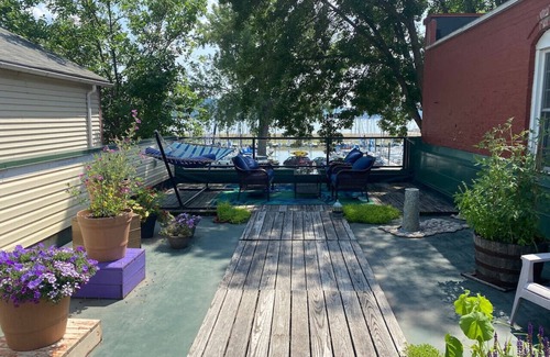 Pepin Apartamento | Pepin Marina Retreat: Cottage Apartment with Deck