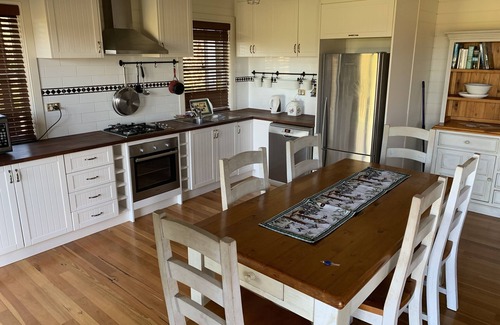 Berry Cabaña | Peppergrove Cottage - Berry's Premier Farm Stay