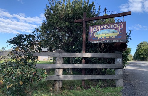 Berry Cabaña | Peppergrove Cottage - Berry's Premier Farm Stay