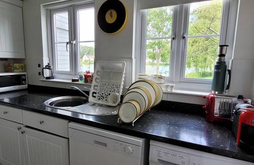 South Cerney Cabina | 'Pepperpot' Lodge on Isis & Windrush Lakes with Great On-site Facilities