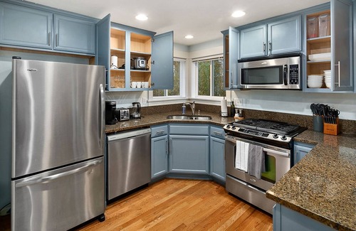 East Queen Anne Casa | Perch - Aurora Abode: Walk to Space Needle | Pet & Family | Parking