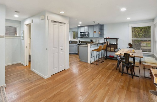 East Queen Anne Casa | Perch - Aurora Abode: Walk to Space Needle | Pet & Family | Parking