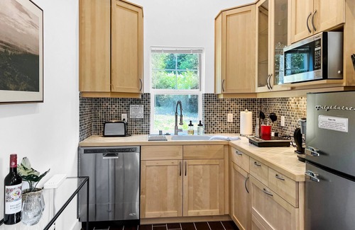 Langley Apartamento | Perch - Baker's Acres: Tranquil Studio on View Property
