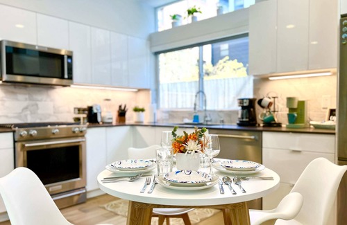 Broadway Casa | Perch - Capitol Luxe Two: High Walk Score | SEA Retreat | Heart of CapHil