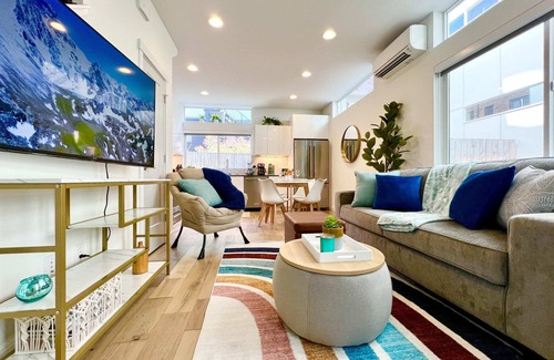 Broadway Casa | Perch - Capitol Luxe Two: High Walk Score | SEA Retreat | Heart of CapHil