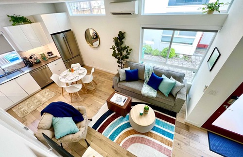 Broadway Casa | Perch - Capitol Luxe Two: High Walk Score | SEA Retreat | Heart of CapHil