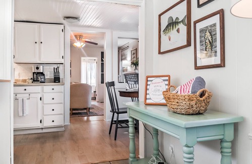 Spring Lake Casa | Perch Cottage l Kayaks, Firepit & Fun Just 5 Mins from Lakeside Beach!
