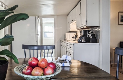 Spring Lake Casa | Perch Cottage l Kayaks, Firepit & Fun Just 5 Mins from Lakeside Beach!