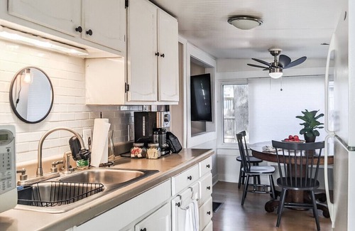 Spring Lake Casa | Perch Cottage l Kayaks, Firepit & Fun Just 5 Mins from Lakeside Beach!