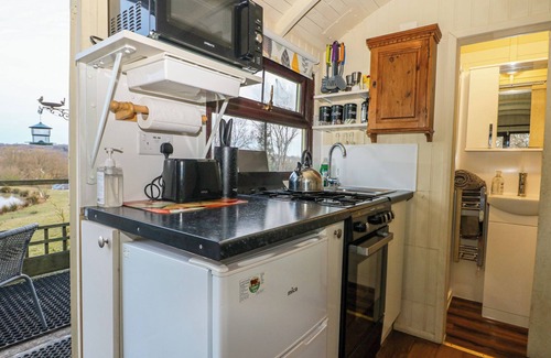 Hadlow Down Cabaña | PERCH HUT, pet friendly, character holiday cottage in Crowborough