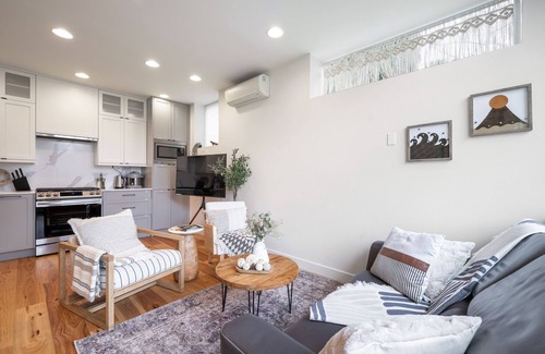 North Queen Anne Casa | Perch - The Ashworth 67: Chic 3 BR North Queen Ann Retreat with Parking
