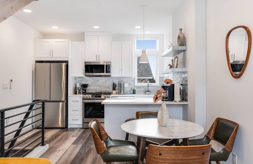 Fremont Casa | Perch - Woodland Suite: Chic Townhome Steps from Woodland Zoo w/ Parking