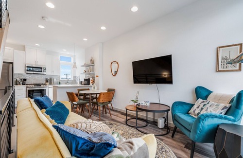 Fremont Casa | Perch - Woodland Suite: Chic Townhome Steps from Woodland Zoo w/ Parking
