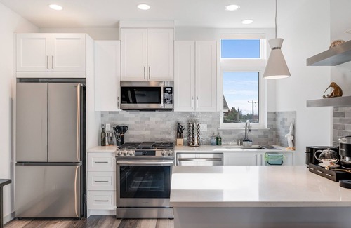 Fremont Casa | Perch - Woodland Suite: Chic Townhome Steps from Woodland Zoo w/ Parking