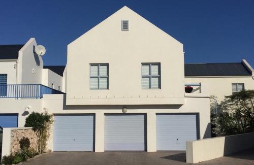 Calypso Beach Casa | PERFECT 10 - 10 to 13 Sleeper Luxury Holiday Home Breakage Deposit of R2500 per Weekend Lease