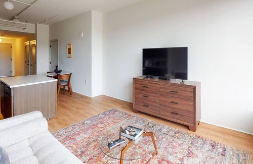 Eisenhower East Apartamento | Perfect 1BR in The Carlyle District w/ Gym + Pool